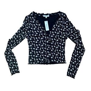 NWT Francesca's Cropped Lettuce Edged Ribbed Floral Button Front Top Size Small